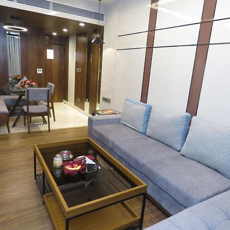 Hotel Lords Plaza Surat Exterior foto