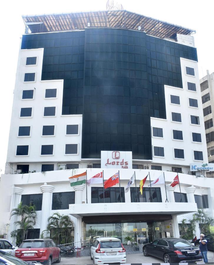 Hotel Lords Plaza Surat Exterior foto