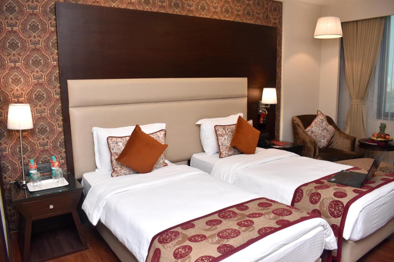 Hotel Lords Plaza Surat Exterior foto