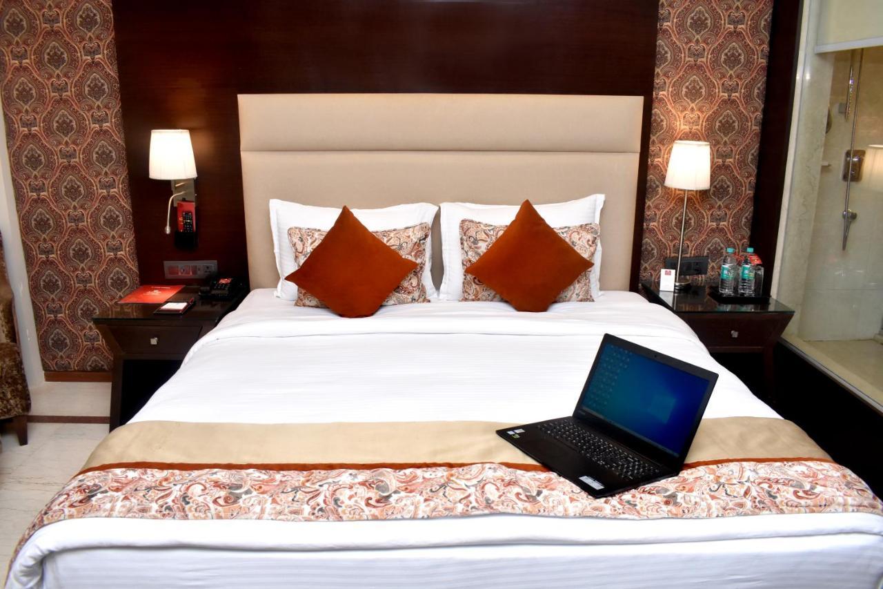 Hotel Lords Plaza Surat Exterior foto