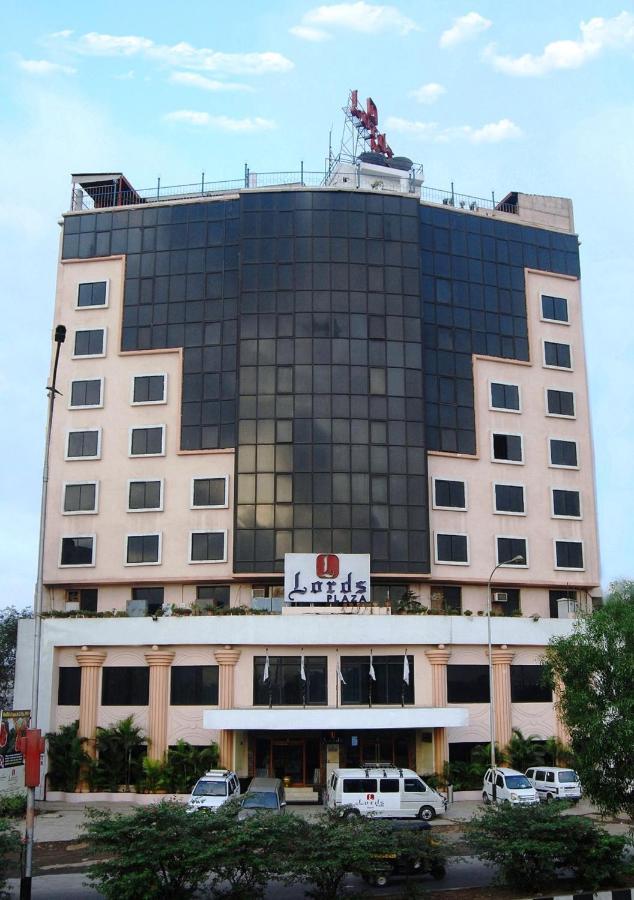 Hotel Lords Plaza Surat Exterior foto