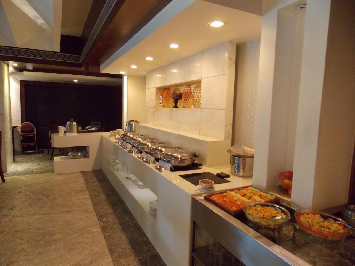 Hotel Lords Plaza Surat Exterior foto