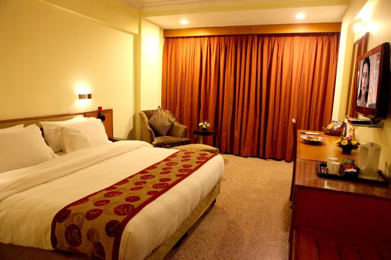 Hotel Lords Plaza Surat Exterior foto