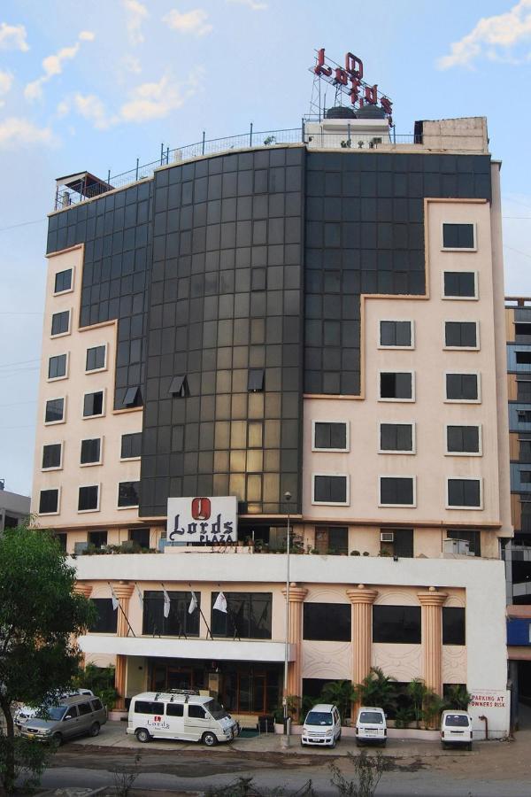 Hotel Lords Plaza Surat Exterior foto