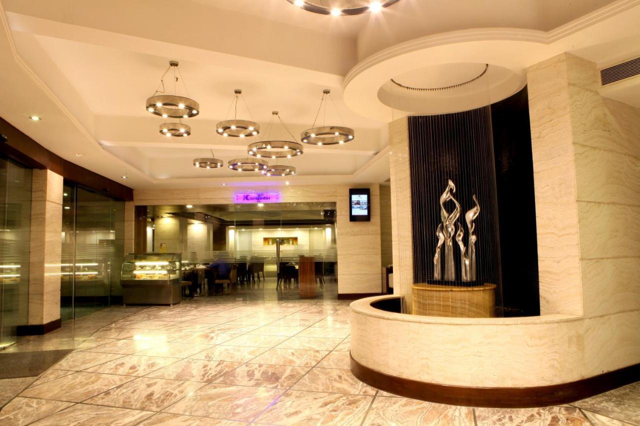 Hotel Lords Plaza Surat Exterior foto