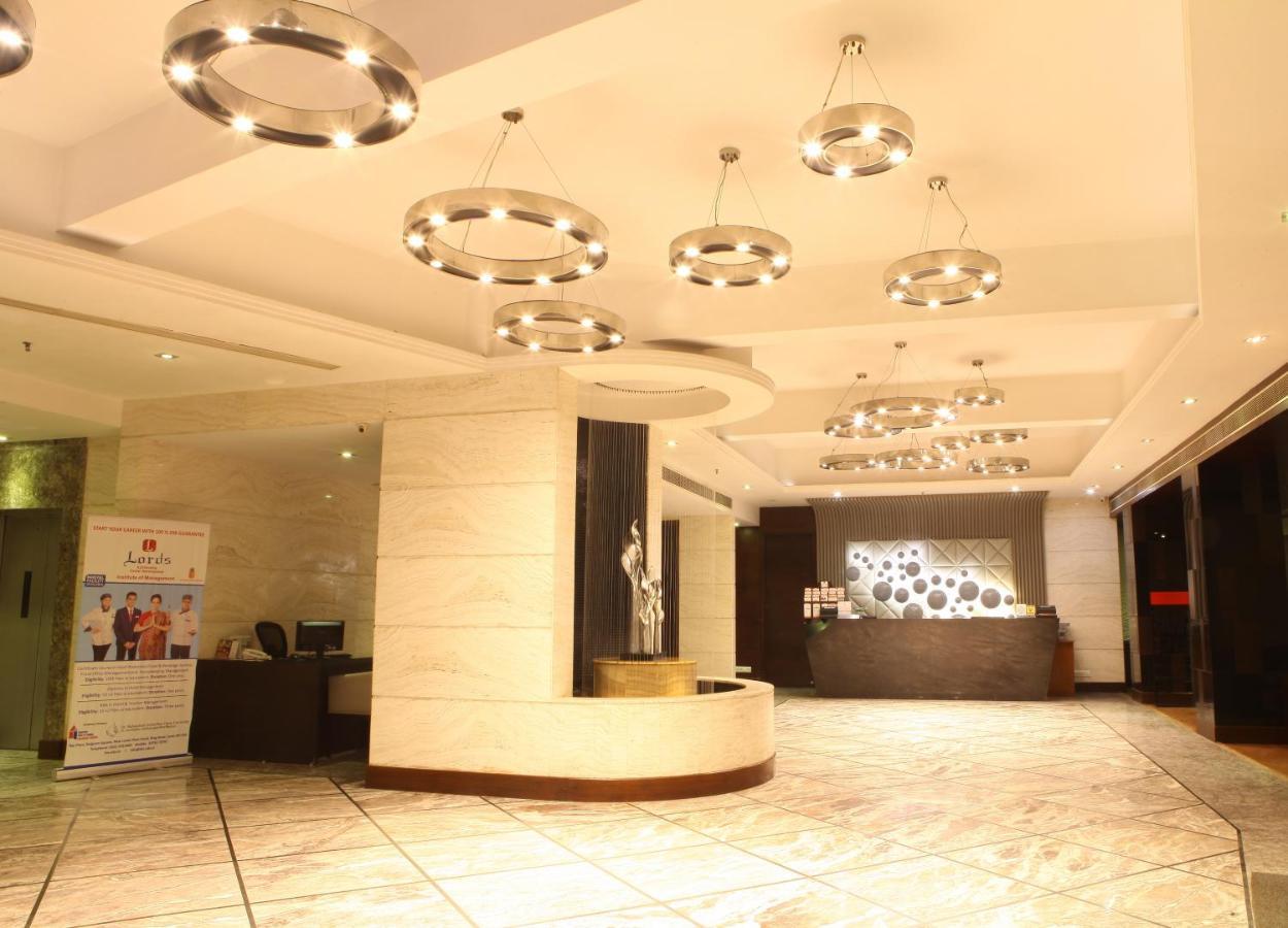 Hotel Lords Plaza Surat Exterior foto