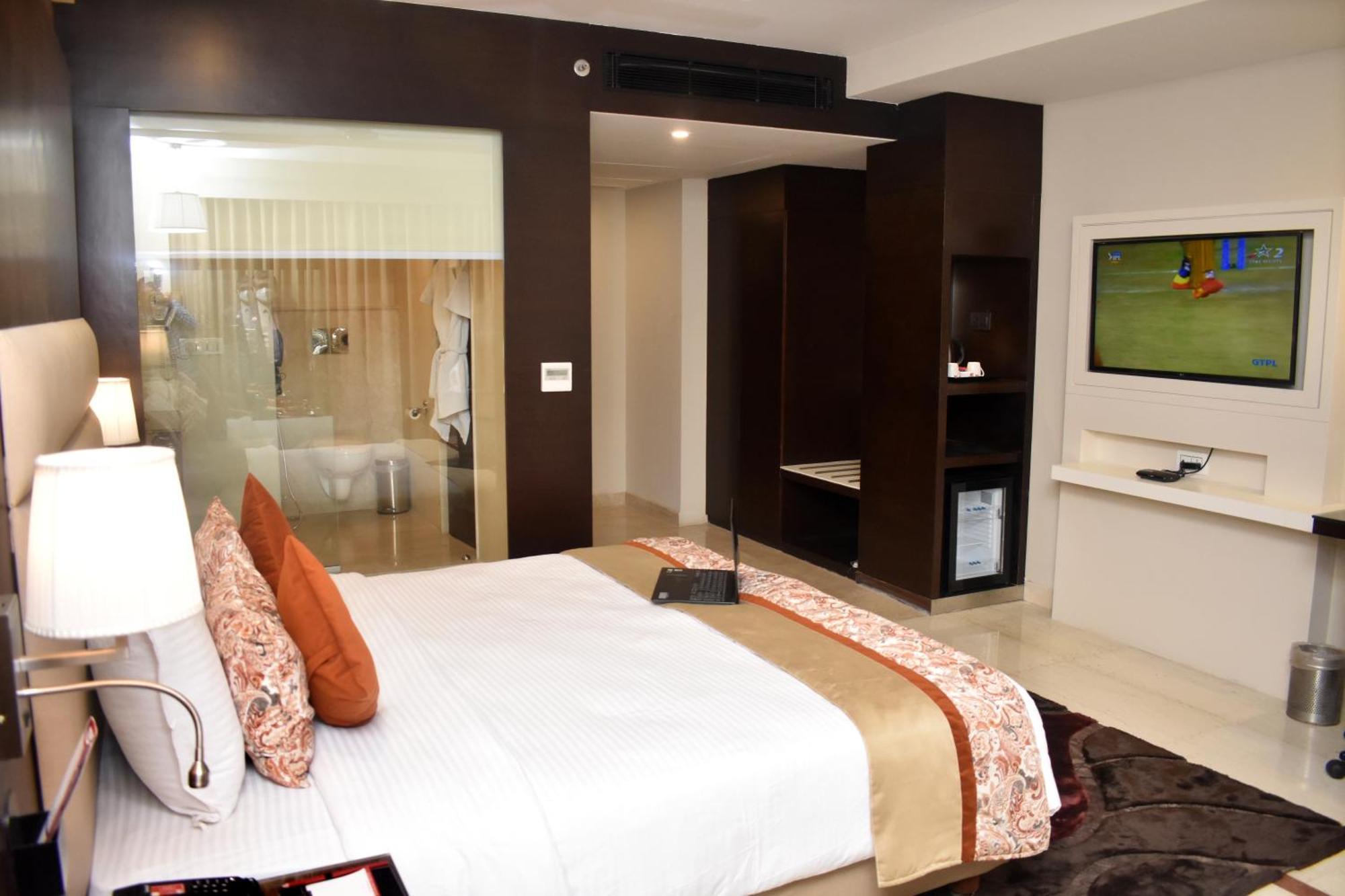 Hotel Lords Plaza Surat Exterior foto