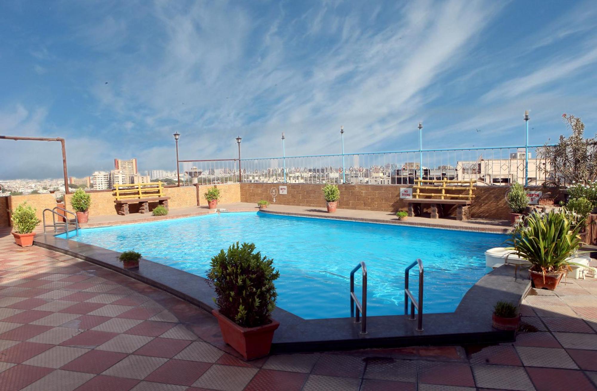 Hotel Lords Plaza Surat Exterior foto
