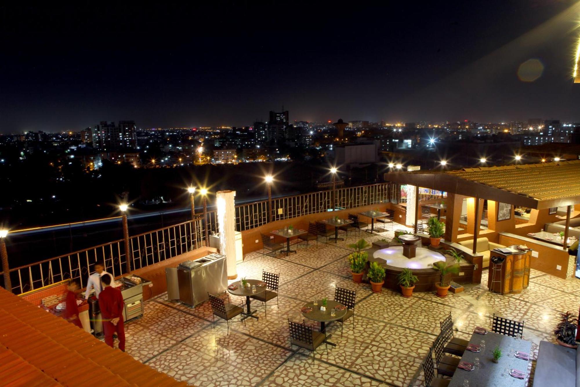 Hotel Lords Plaza Surat Exterior foto