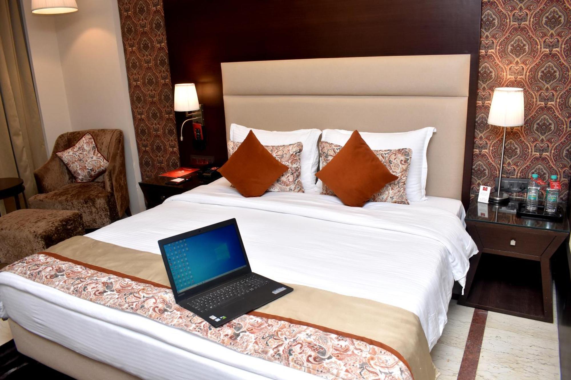 Hotel Lords Plaza Surat Exterior foto