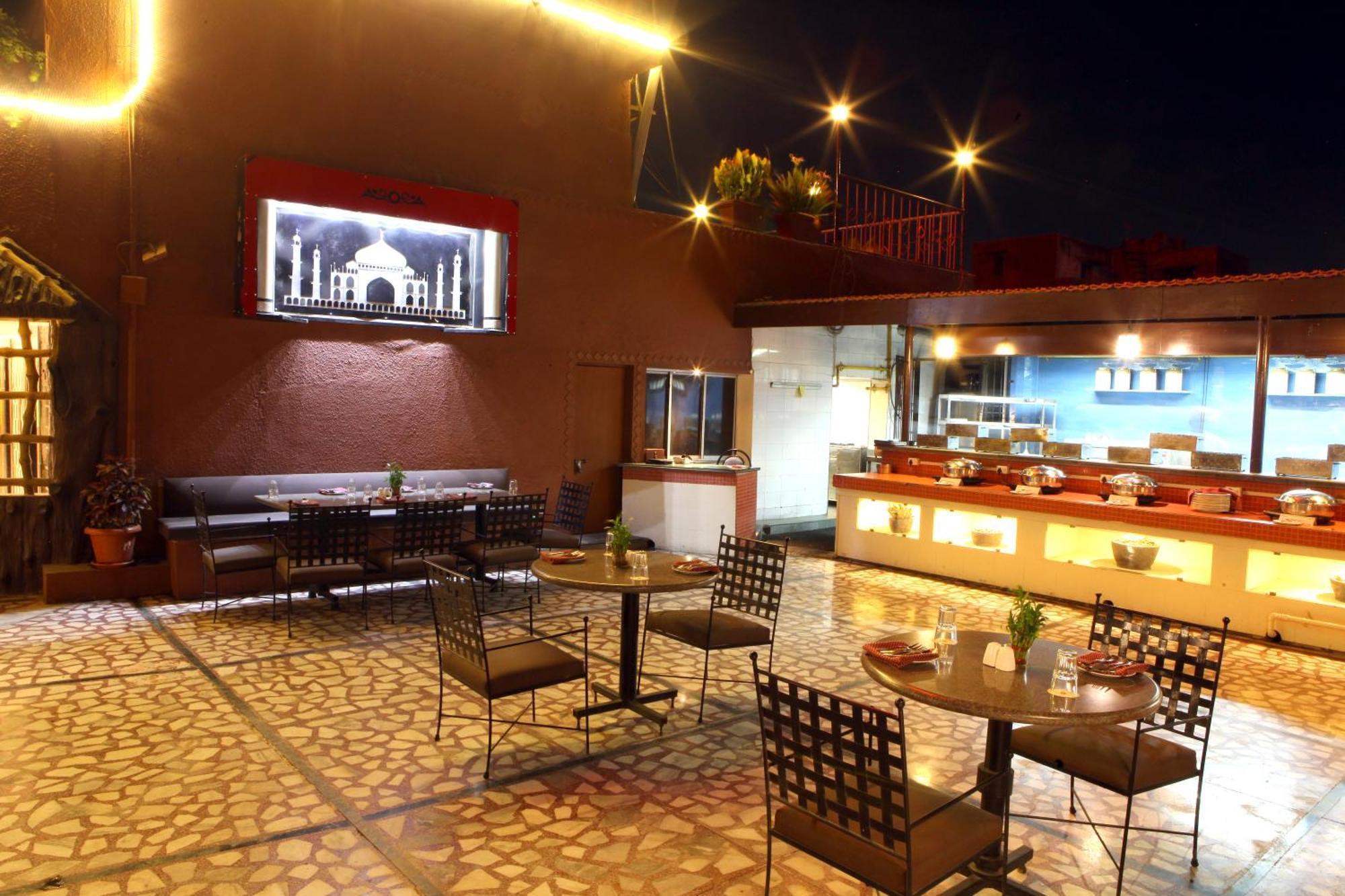Hotel Lords Plaza Surat Exterior foto