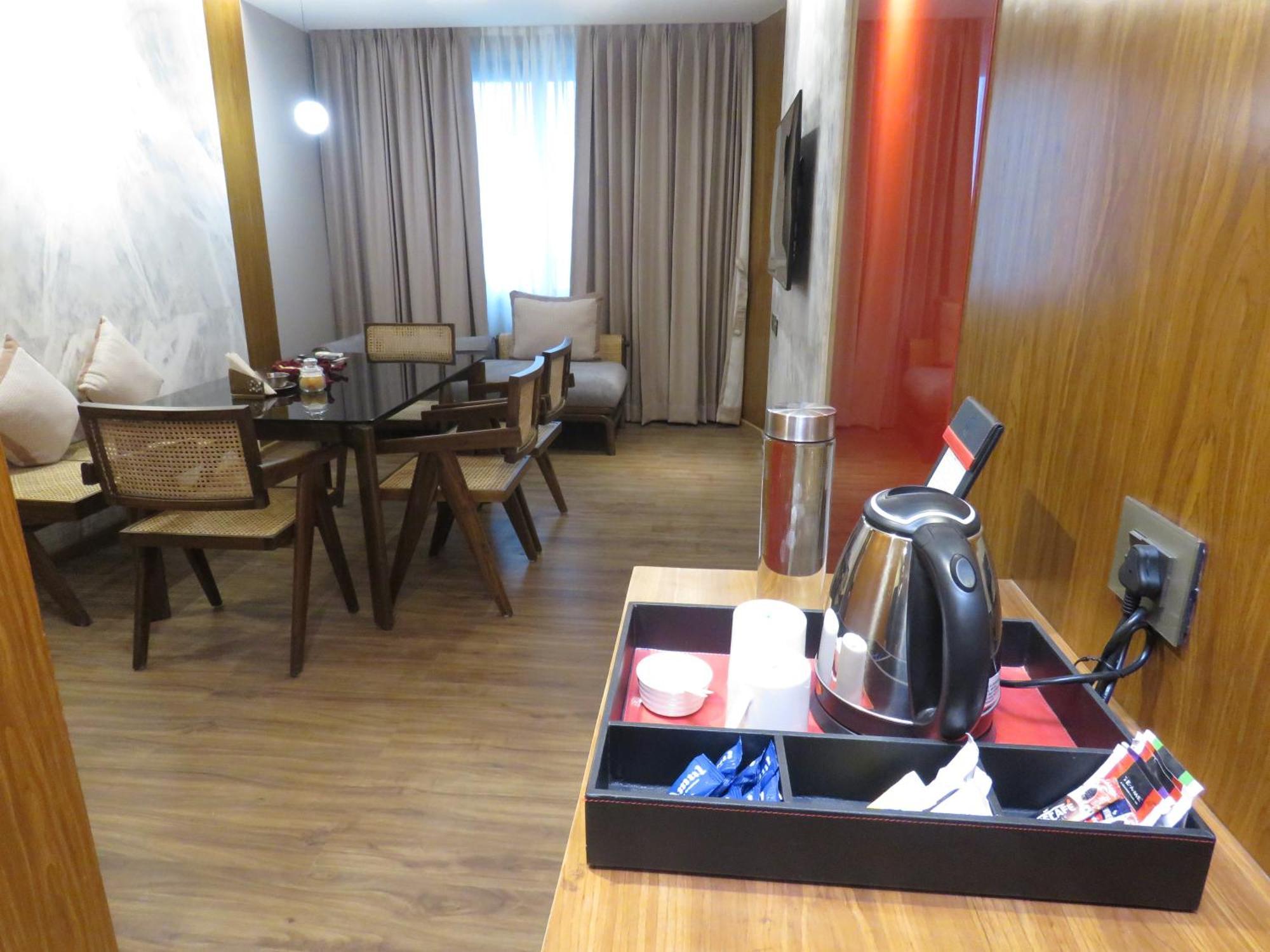 Hotel Lords Plaza Surat Exterior foto