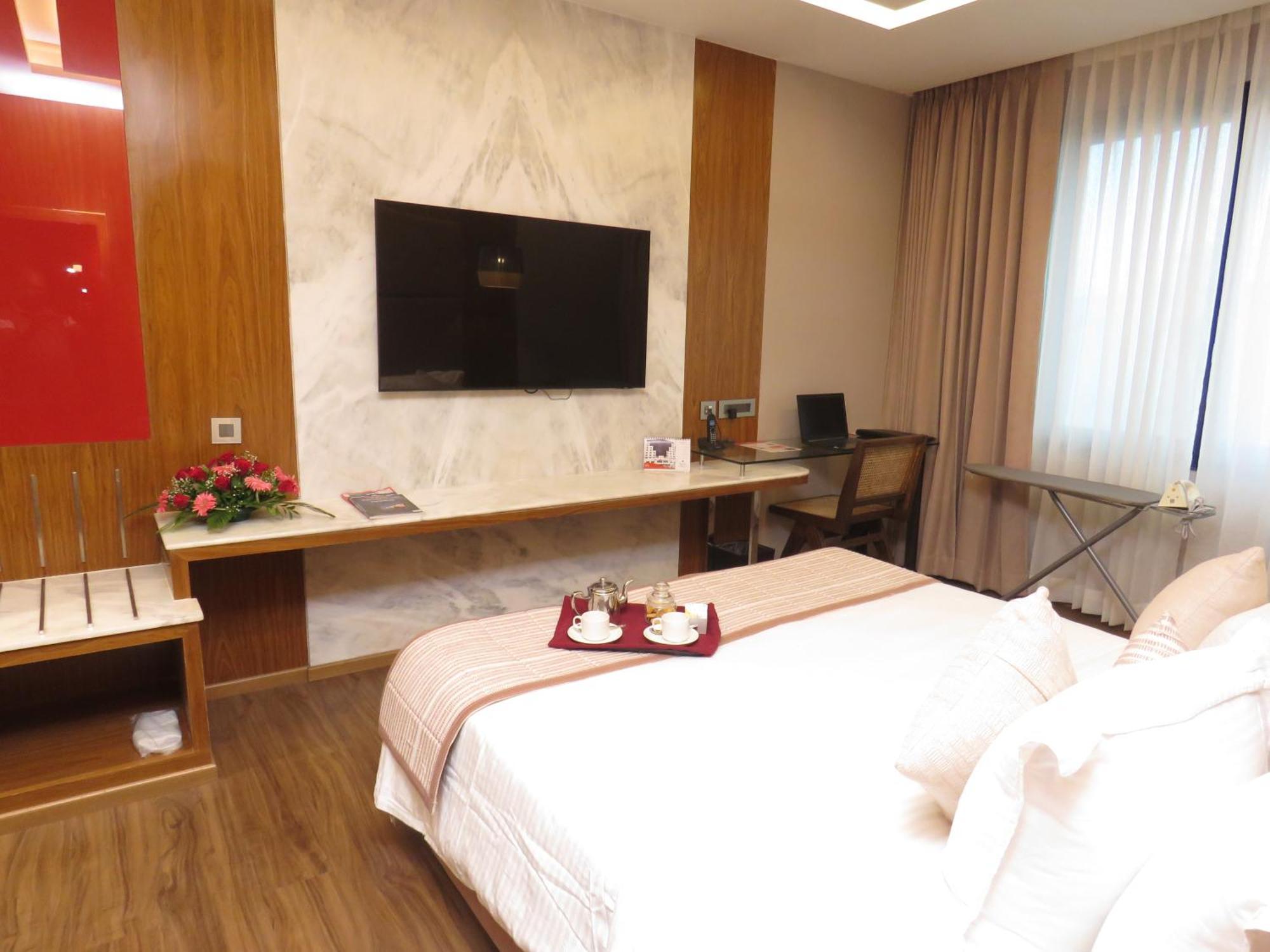 Hotel Lords Plaza Surat Exterior foto