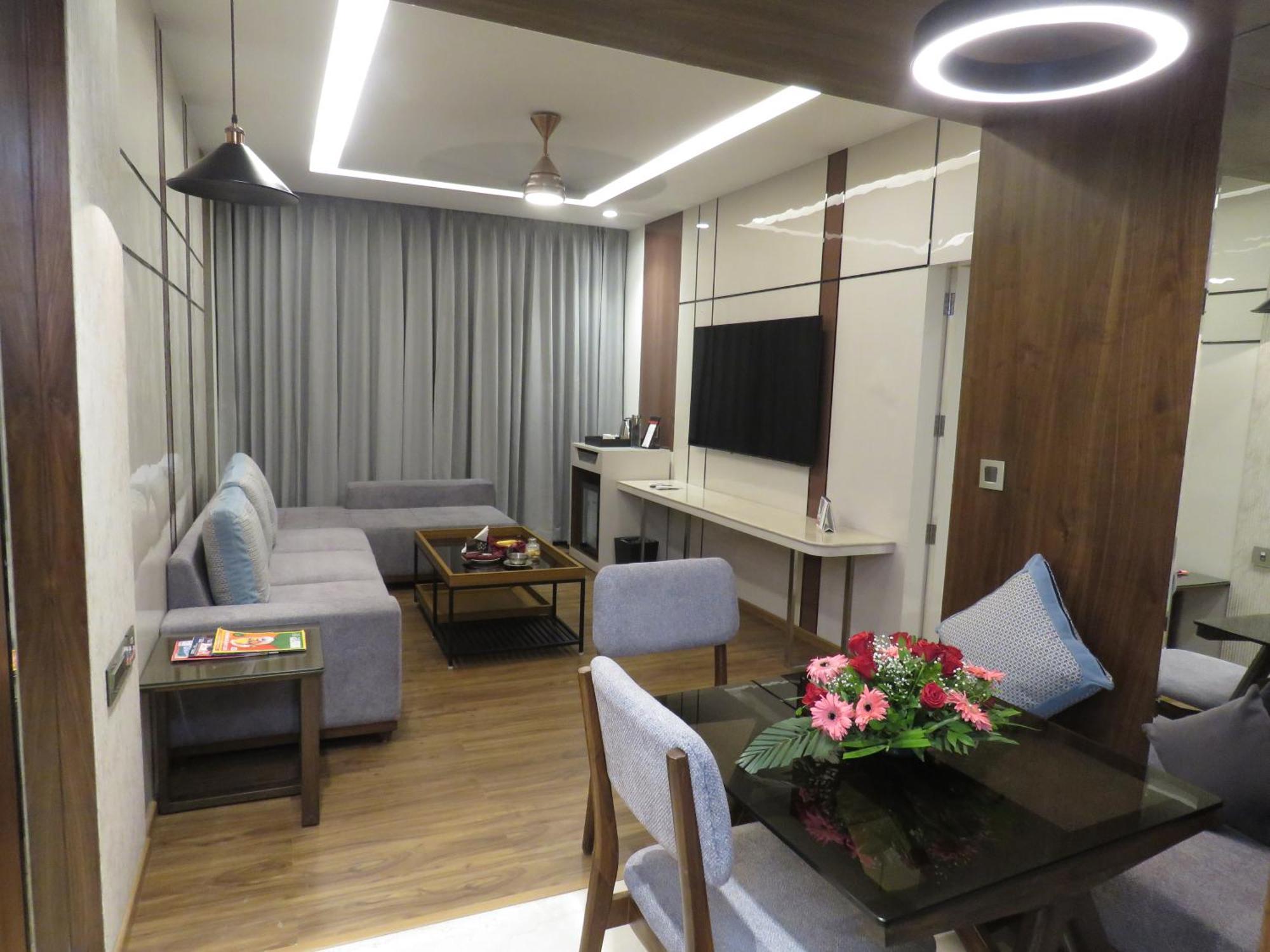 Hotel Lords Plaza Surat Exterior foto