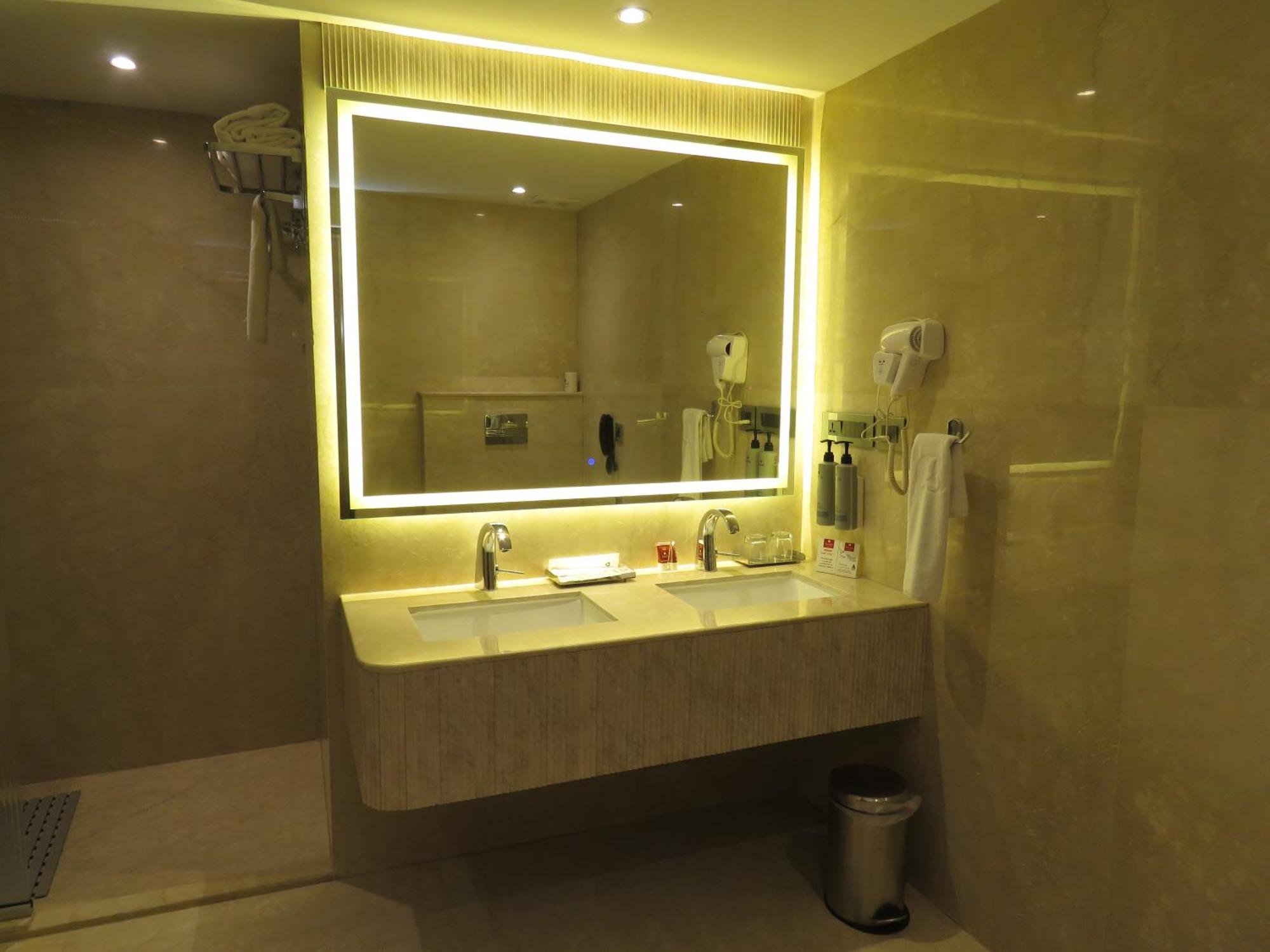 Hotel Lords Plaza Surat Exterior foto