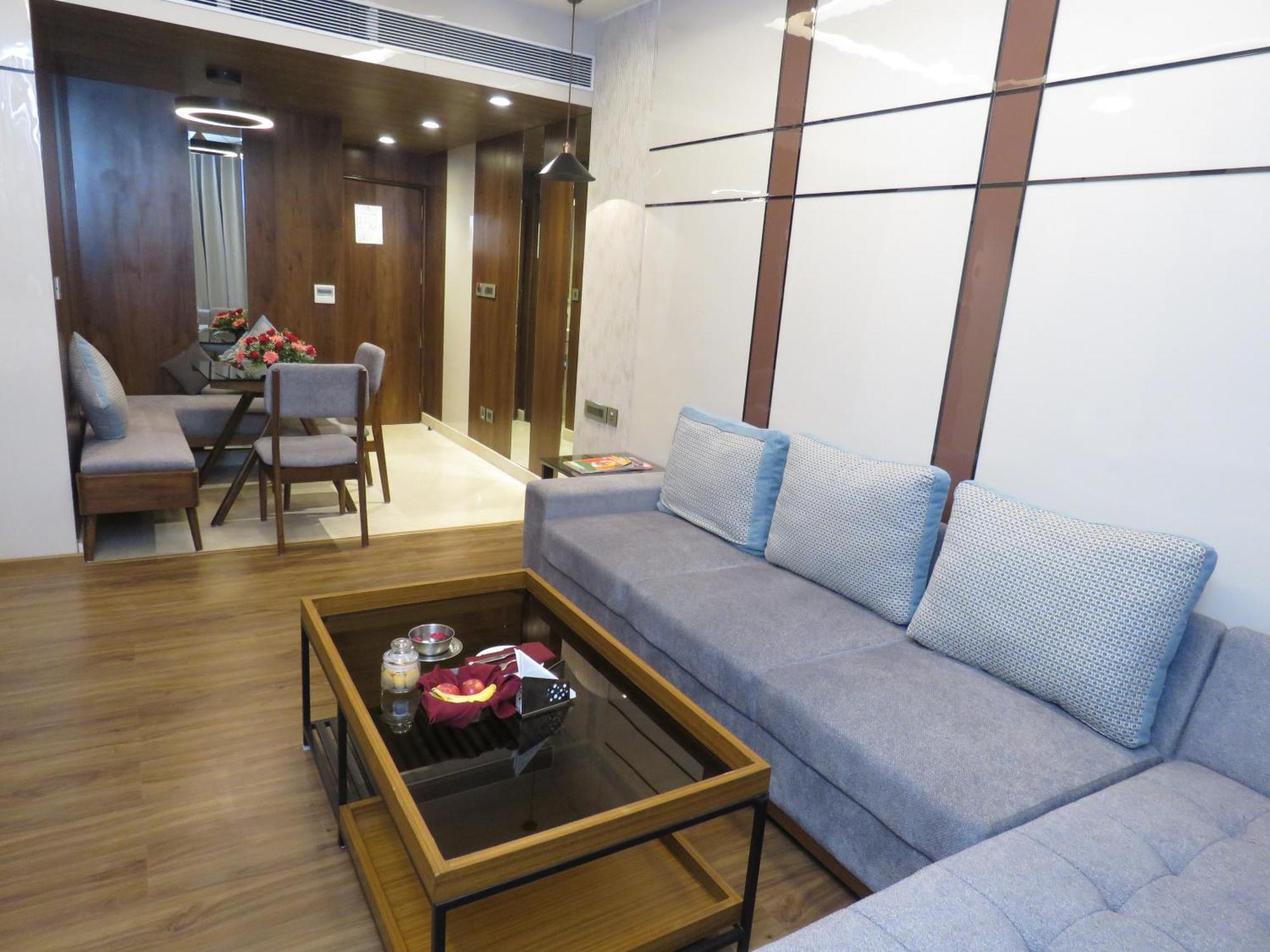 Hotel Lords Plaza Surat Exterior foto