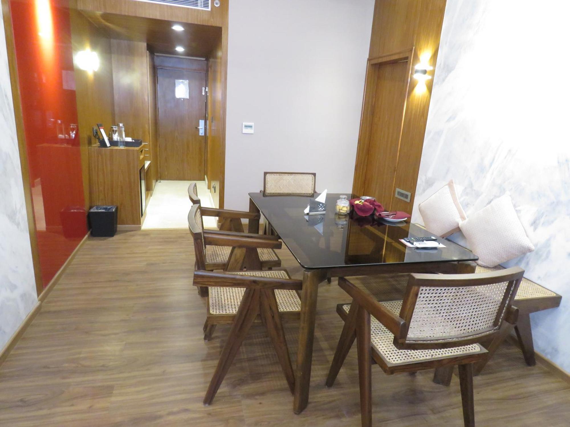 Hotel Lords Plaza Surat Exterior foto