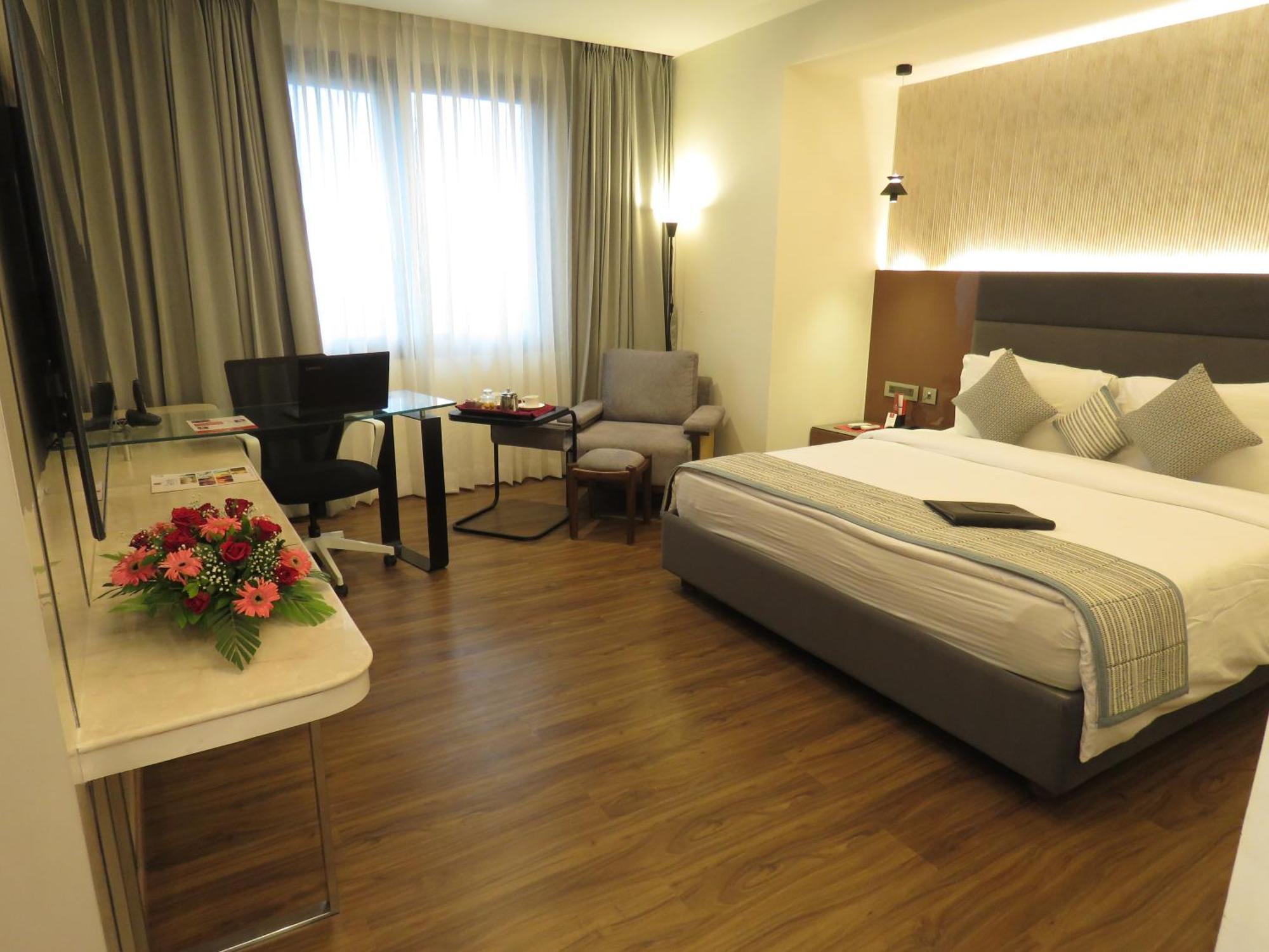 Hotel Lords Plaza Surat Exterior foto