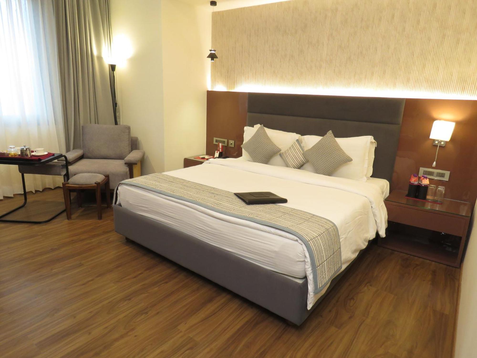 Hotel Lords Plaza Surat Exterior foto