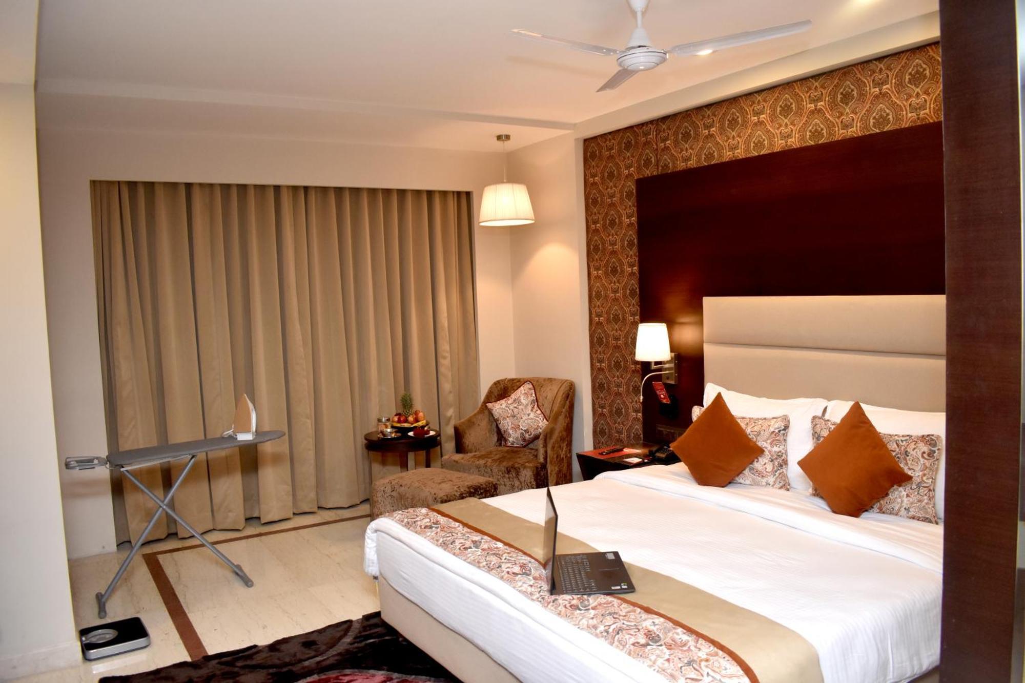 Hotel Lords Plaza Surat Exterior foto