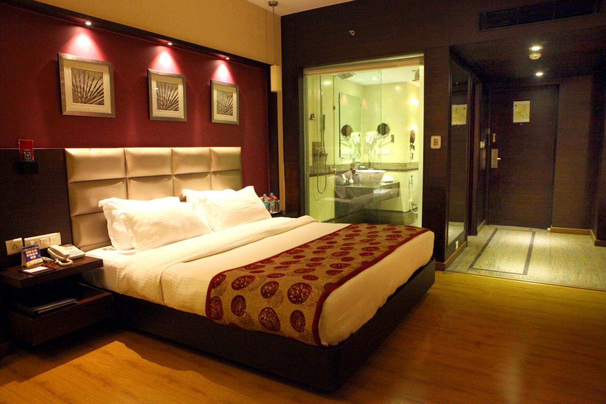 Hotel Lords Plaza Surat Exterior foto