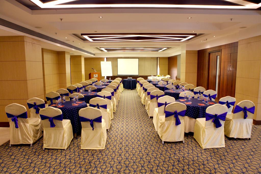 Hotel Lords Plaza Surat Exterior foto