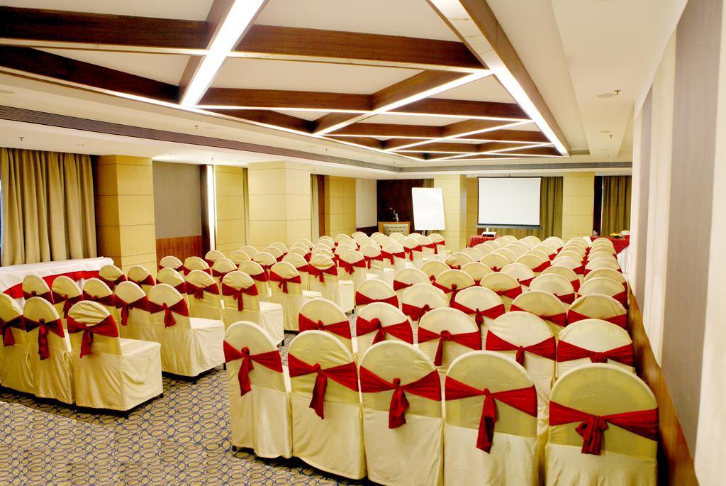 Hotel Lords Plaza Surat Exterior foto
