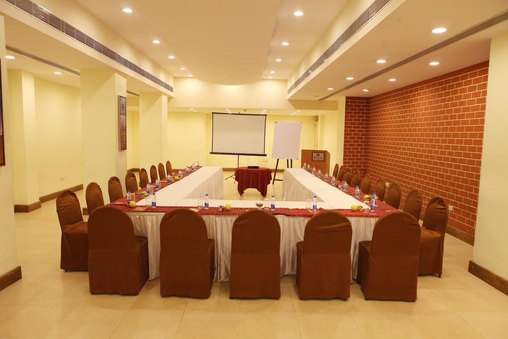 Hotel Lords Plaza Surat Exterior foto