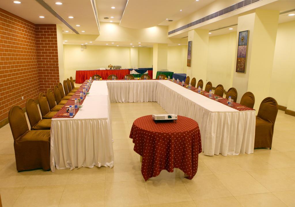 Hotel Lords Plaza Surat Exterior foto