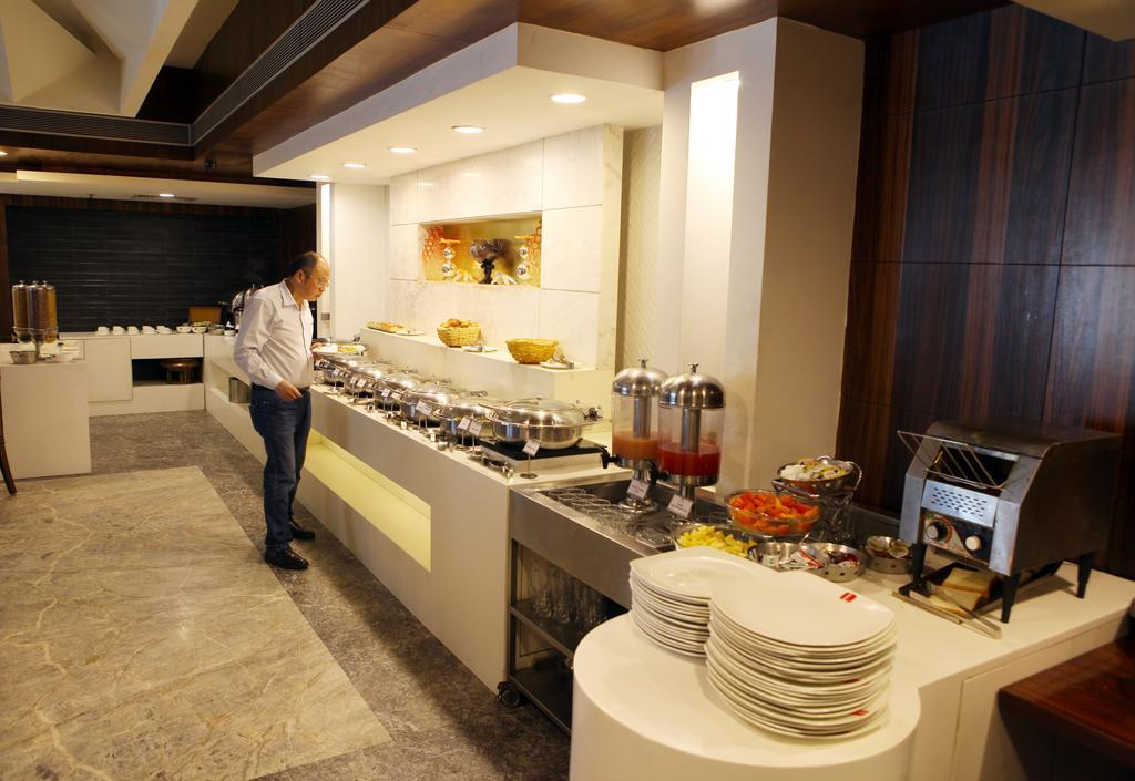 Hotel Lords Plaza Surat Exterior foto