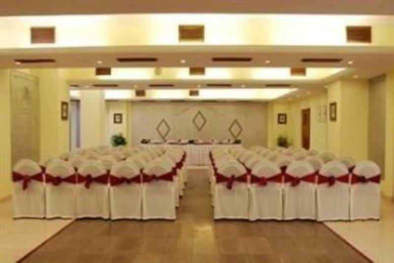 Hotel Lords Plaza Surat Exterior foto