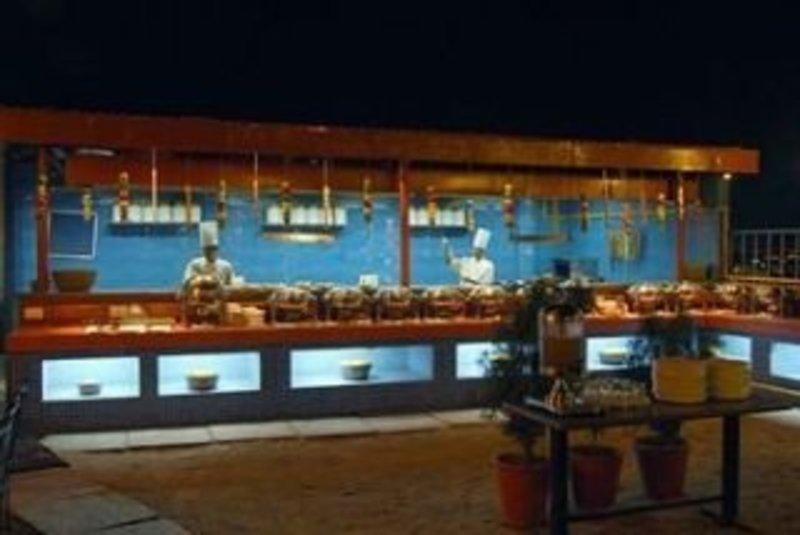Hotel Lords Plaza Surat Exterior foto