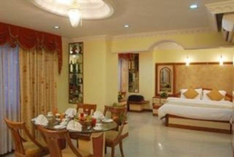 Hotel Lords Plaza Surat Exterior foto