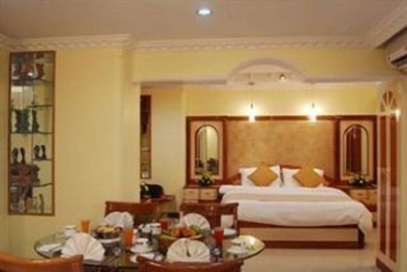 Hotel Lords Plaza Surat Exterior foto