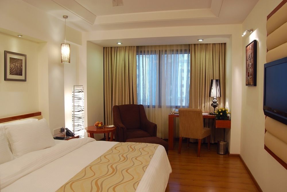 Hotel Lords Plaza Surat Habitación foto