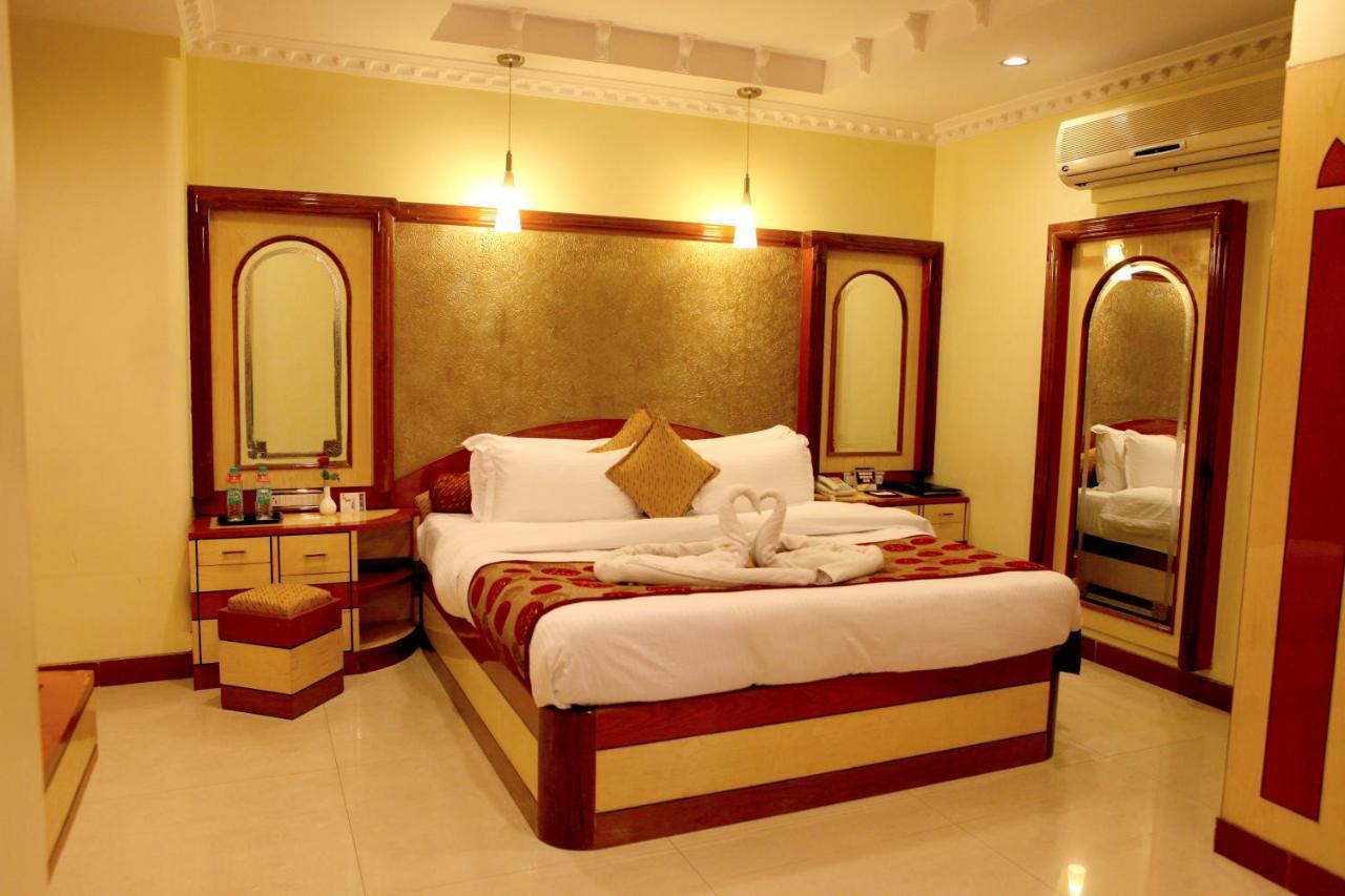 Hotel Lords Plaza Surat Exterior foto
