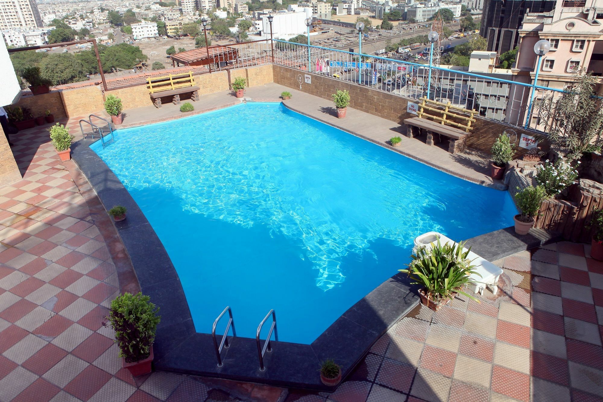 Hotel Lords Plaza Surat Exterior foto